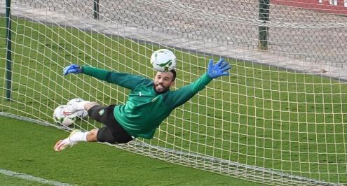 السد الذي وقف أمام الأهلي .. الزنيتي من "منبوذ" إلى بطل الرجاء (بروفايل)